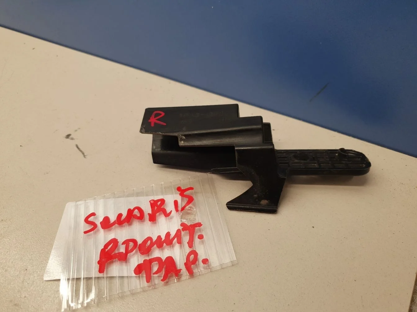 Кронштейн фары правый для Hyundai Solaris 2017-