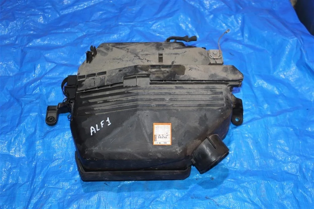 Б.у. корпус воздушного фильтра TOYOTA ALPHARD H10 TOYOTA ALPHARD H10