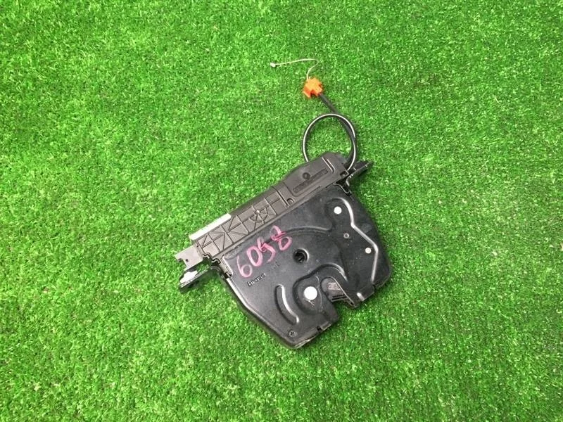 Замок багажника BMW F30