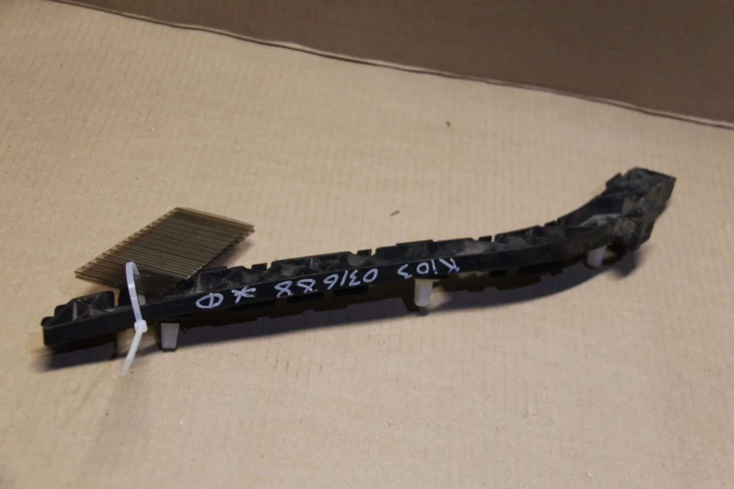 Кронштейн бампера заднего правый для KIA Rio 3 2012-2017