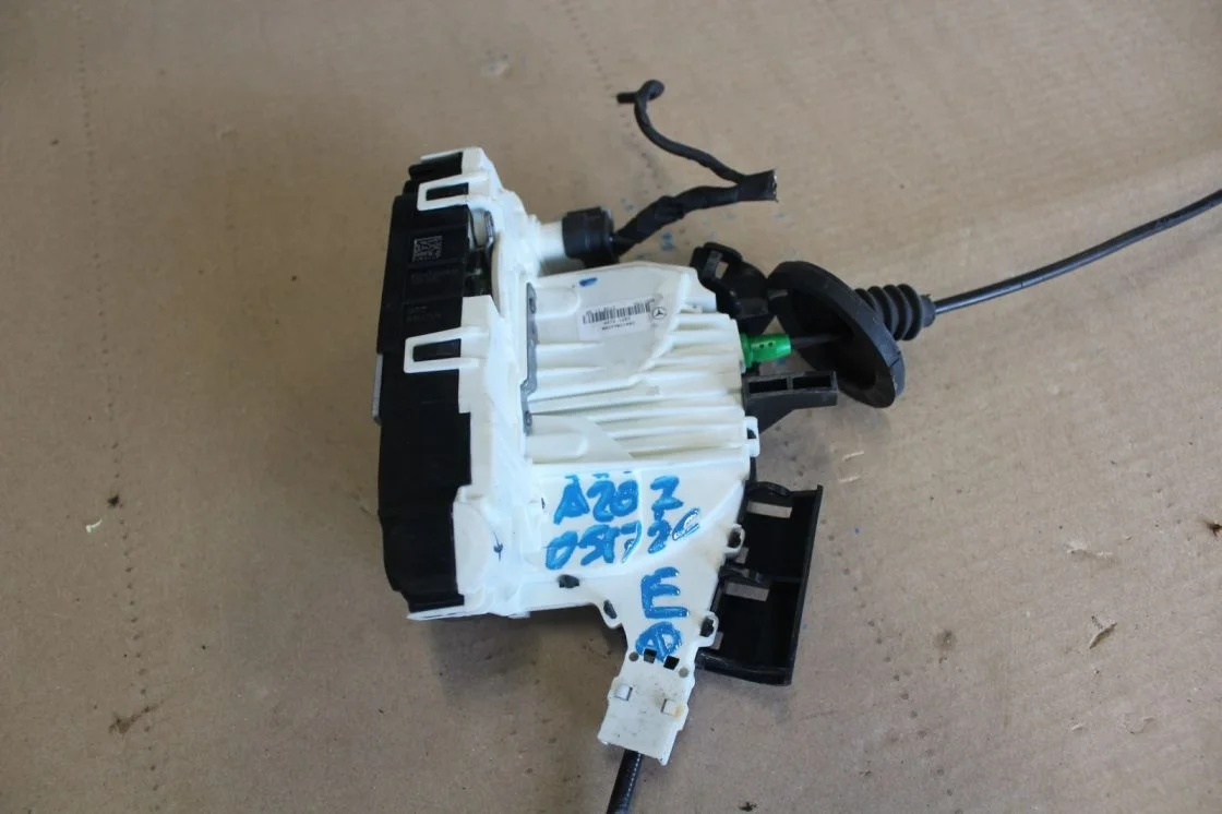 Замок двери передней правой для Mercedes C-klasse W204 2007-2015