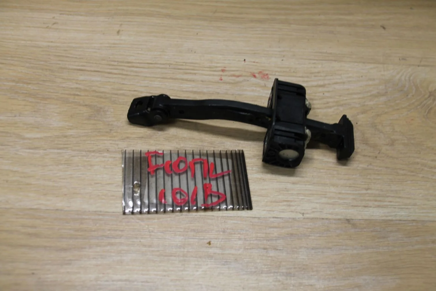 Ограничитель двери передней левой для BMW 5 F10 2009-2017