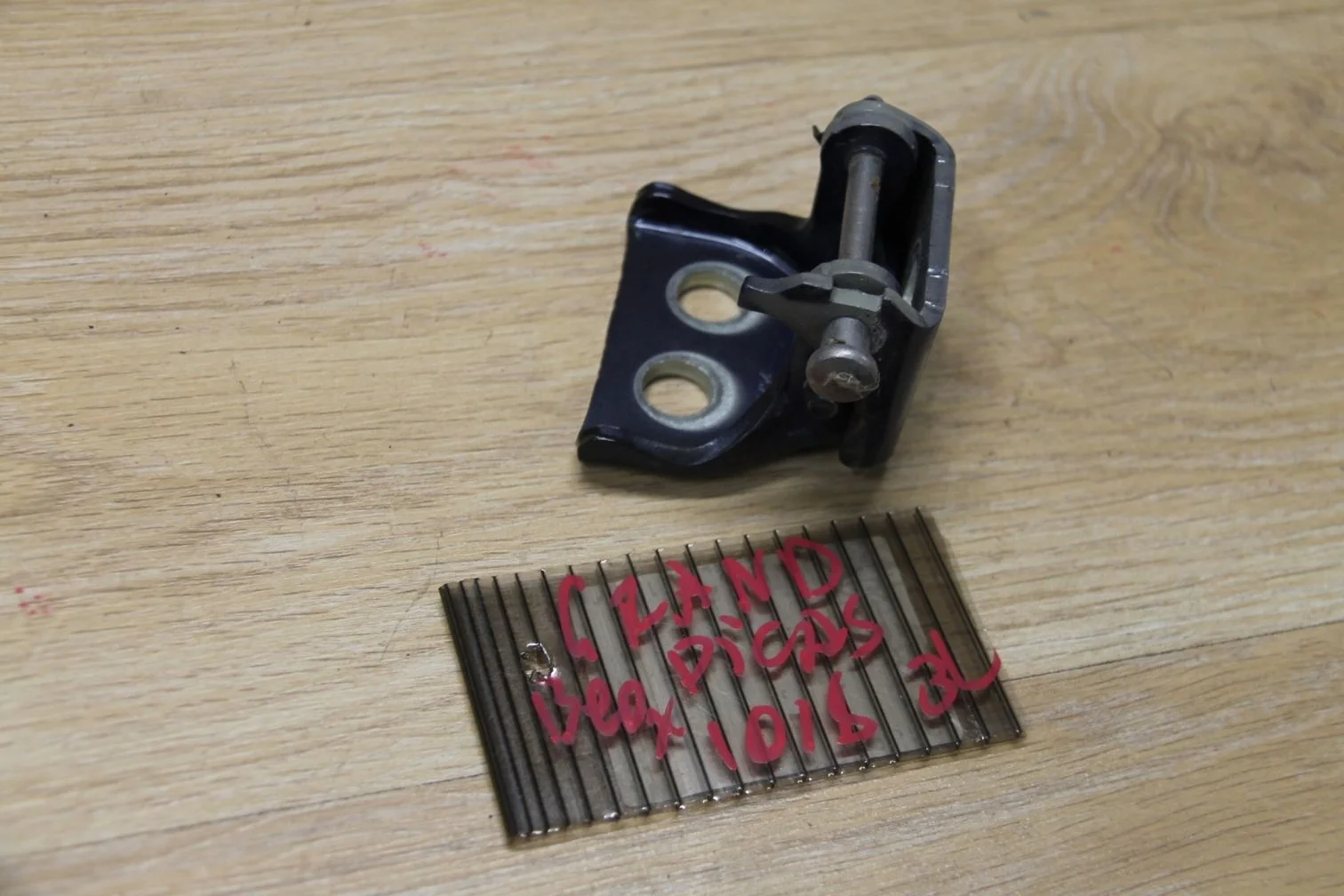 Петля двери задней левой верхняя для Citroen C4 Grand Picasso 2006-2014