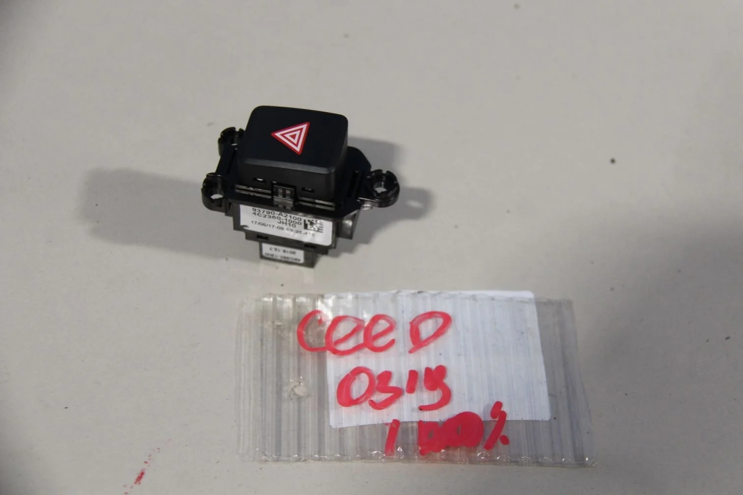 Кнопка аварийной сигнализации для KIA Ceed 2012-2018