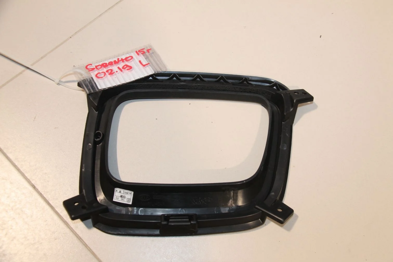 Рамка противотуманной фары левой для KIA Sorento 2009-2021