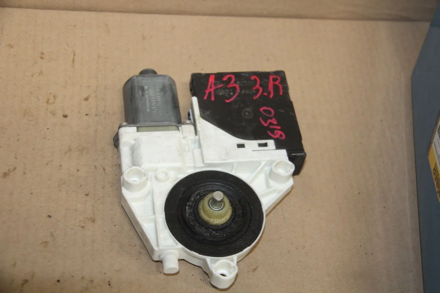 Моторчик стеклоподъёмника задний правый для Audi A3 8P 2003-2013