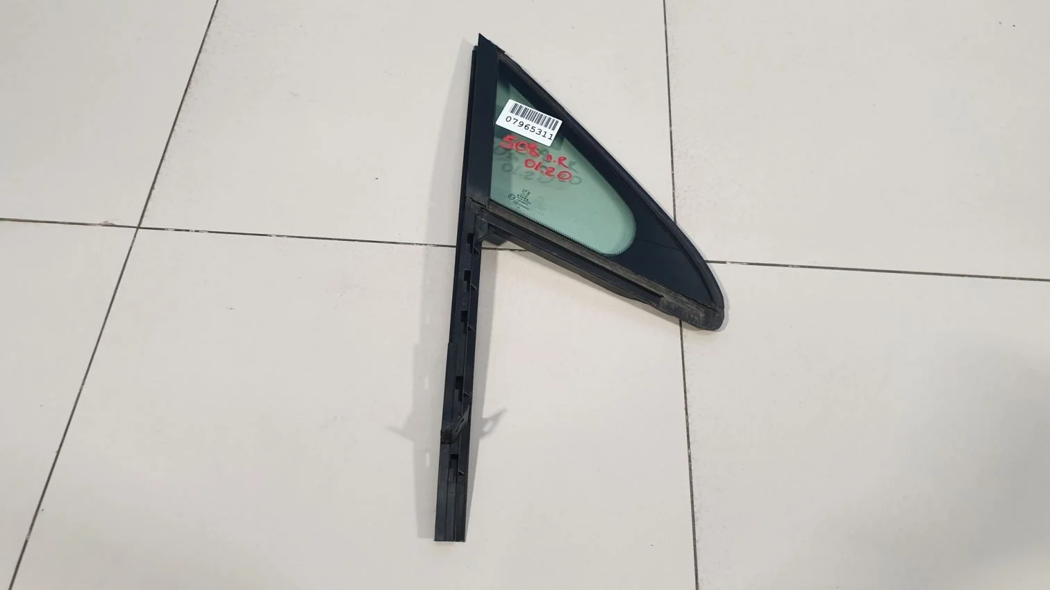 Стекло двери передней правой для Peugeot 508 2010-2018