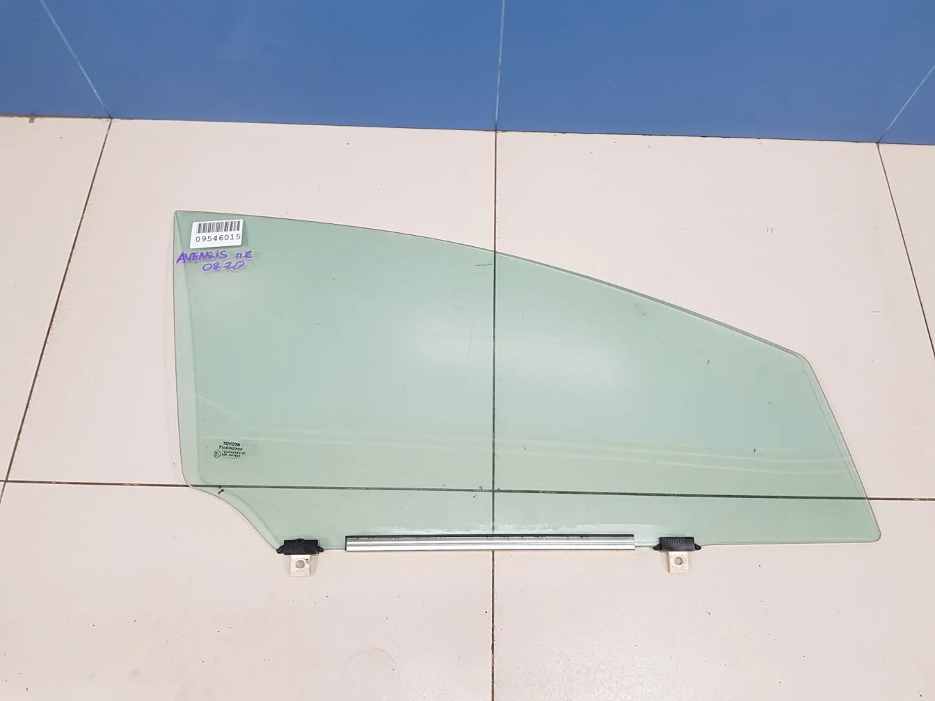 Стекло двери передней правой для Toyota Avensis T27 2008-2018