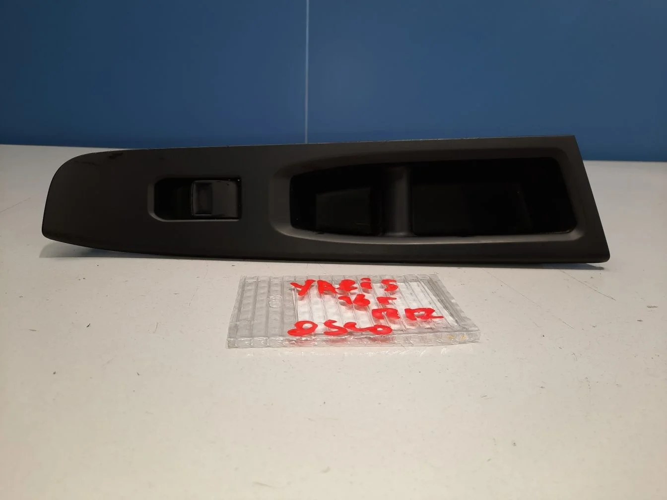 Кнопка стеклоподъемника для Toyota Auris E18 2012-2018