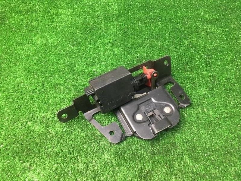 Замок багажника BMW X3 E83