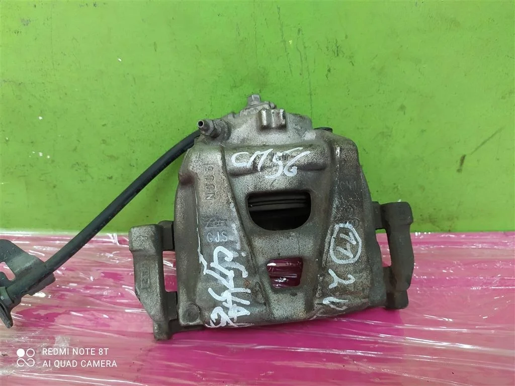 Суппорт передний правый Tiguan Passat B7 Ауди Q3