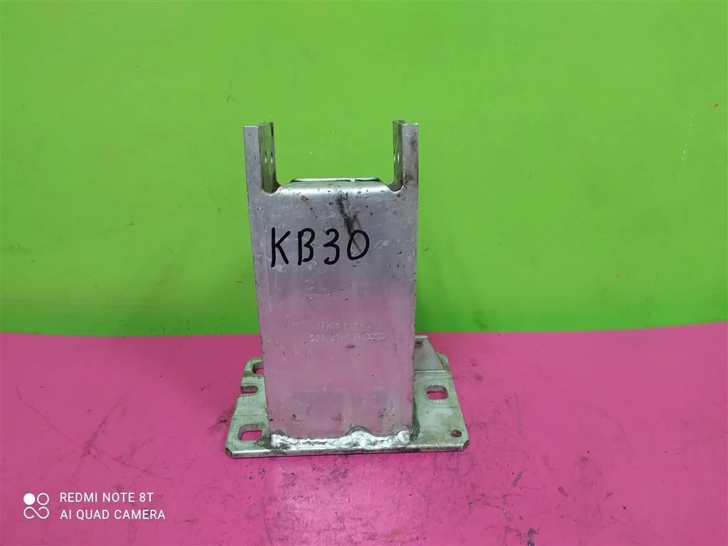 Кронштейн переднего бампера правый Audi A4 B8 A5