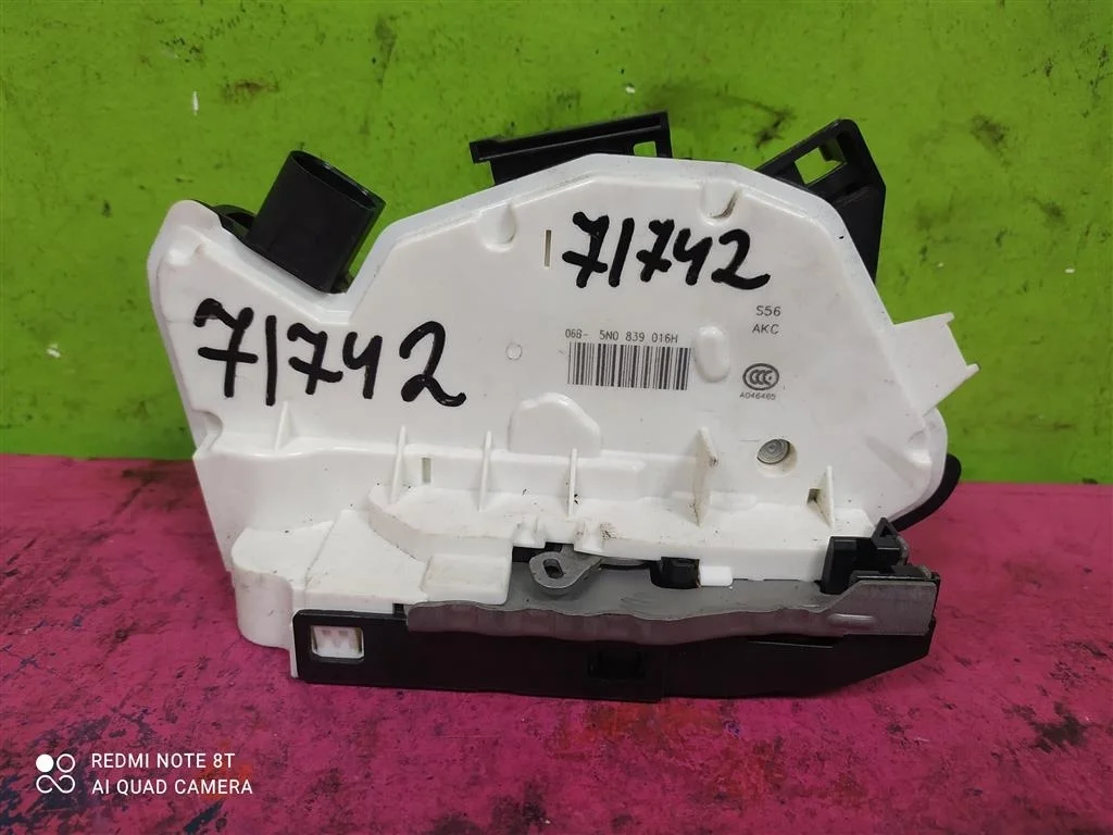 Замок двери задний правый Tiguan Passat 5N0839016H