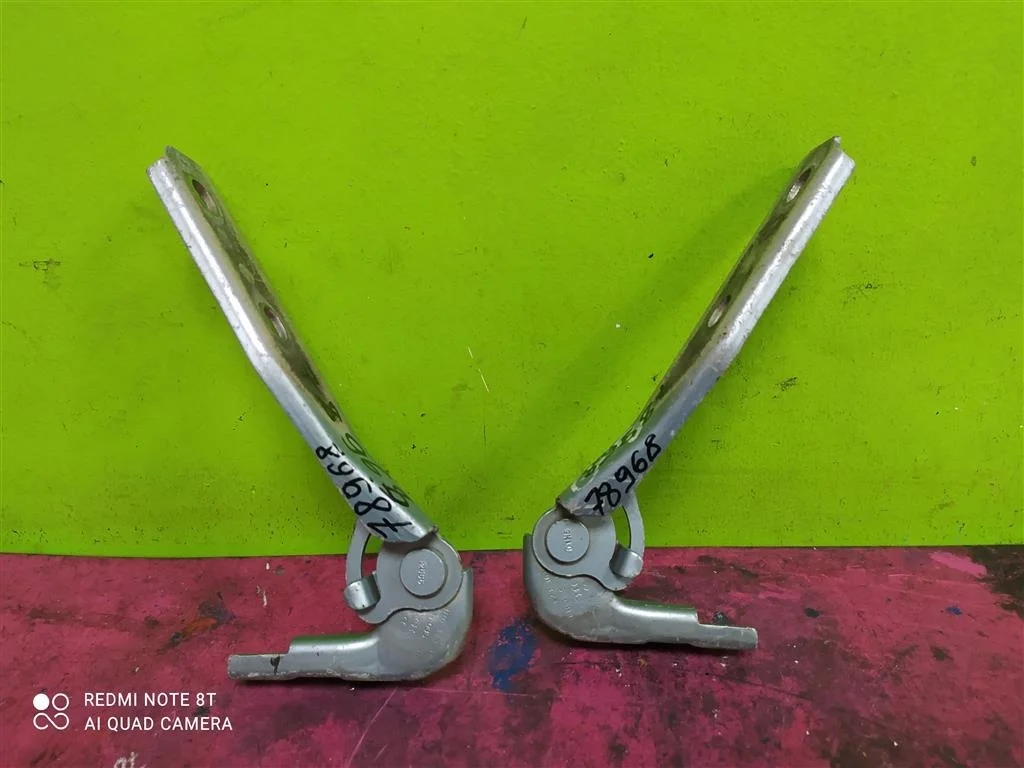 Петля капота левая правая компл Audi A3 2004-2008