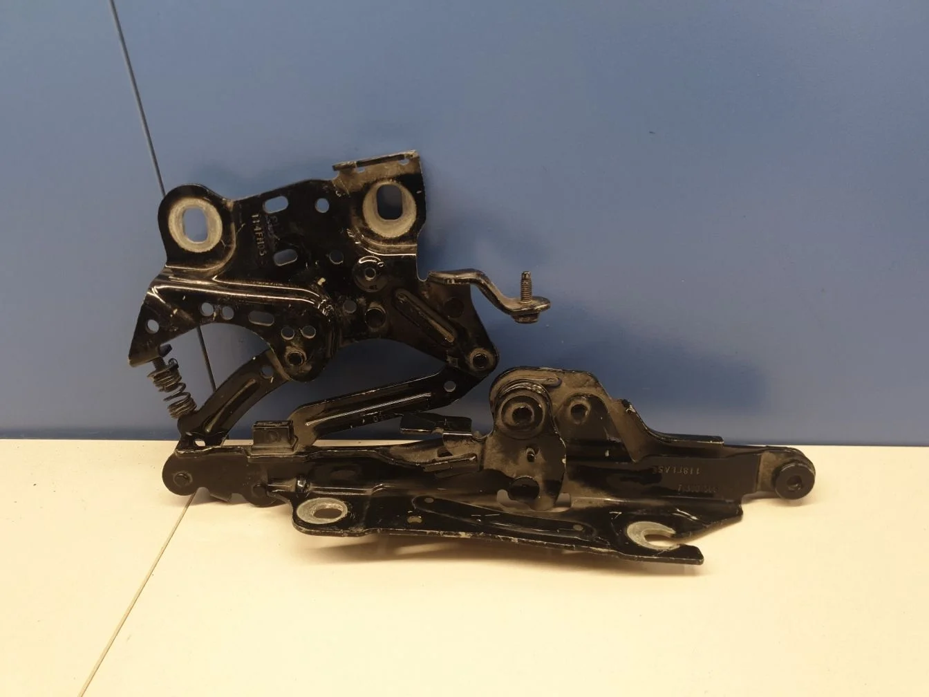 Петля капота правая для Mini F55 2014-