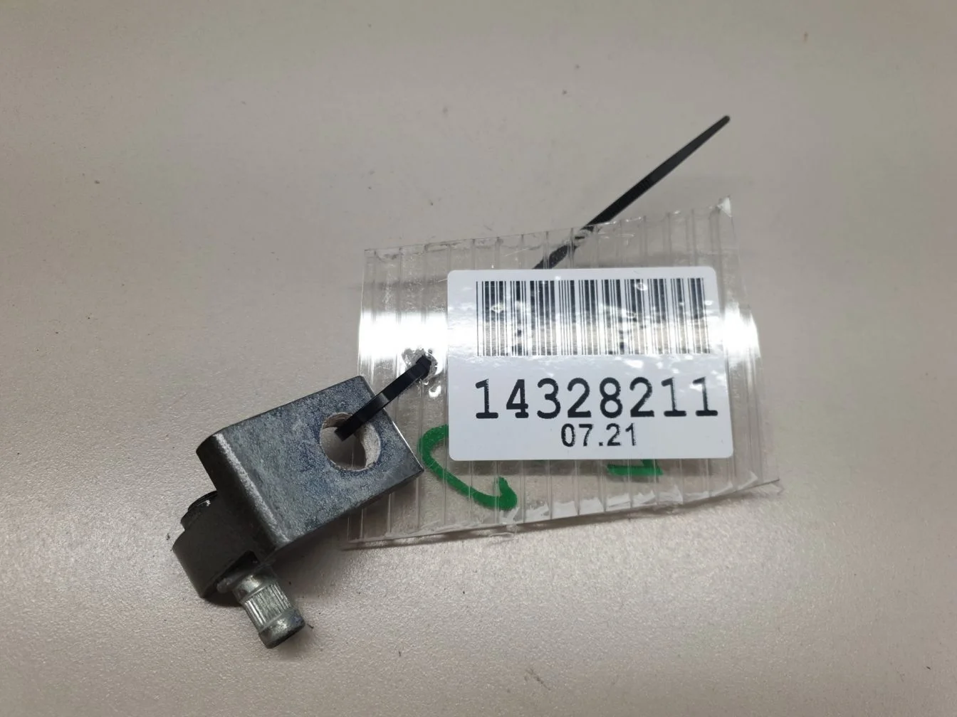 Петля двери передней левой нижняя для Volkswagen Golf 7 2012-2020