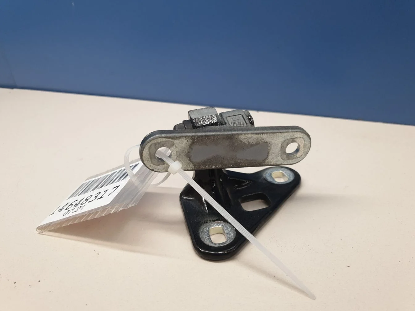 Петля двери передней левой верхняя для Mercedes CLS-klasse W219 2004-2010