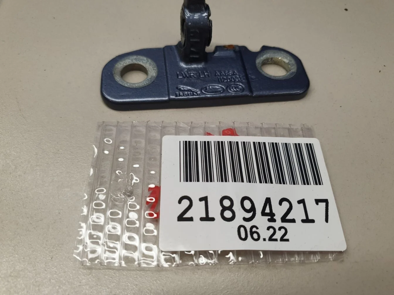 Петля двери задней левой нижняя для Land Rover Discovery 2017-