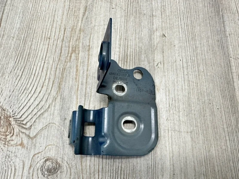 Кронштейн крепления крыла Audi Q7 2015- 4M