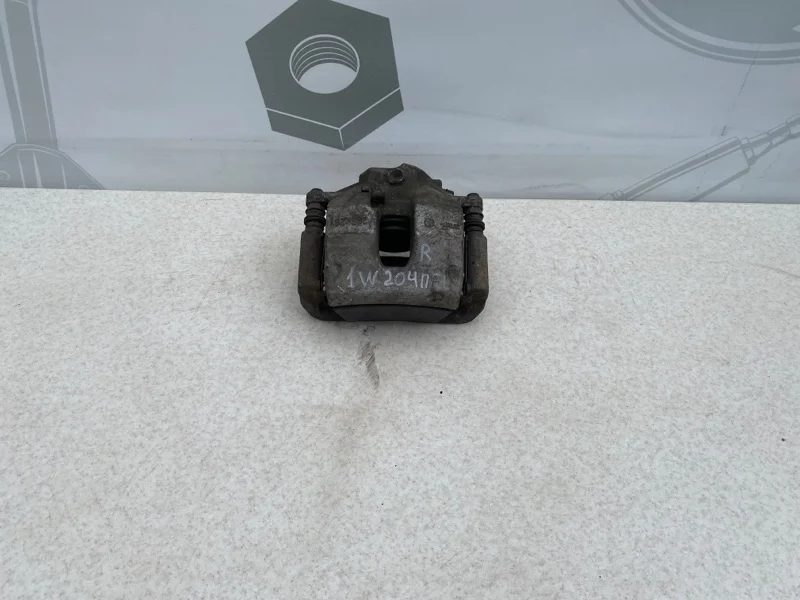 Тормозной суппорт передний правый Mercedes-benz 2008 W204