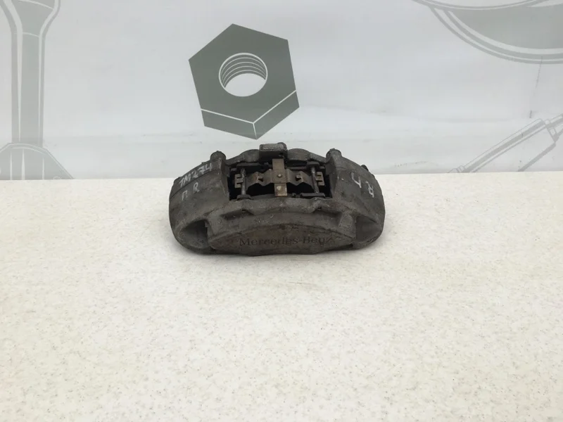 Тормозной суппорт передний правый Mercedes-benz 2016 W205