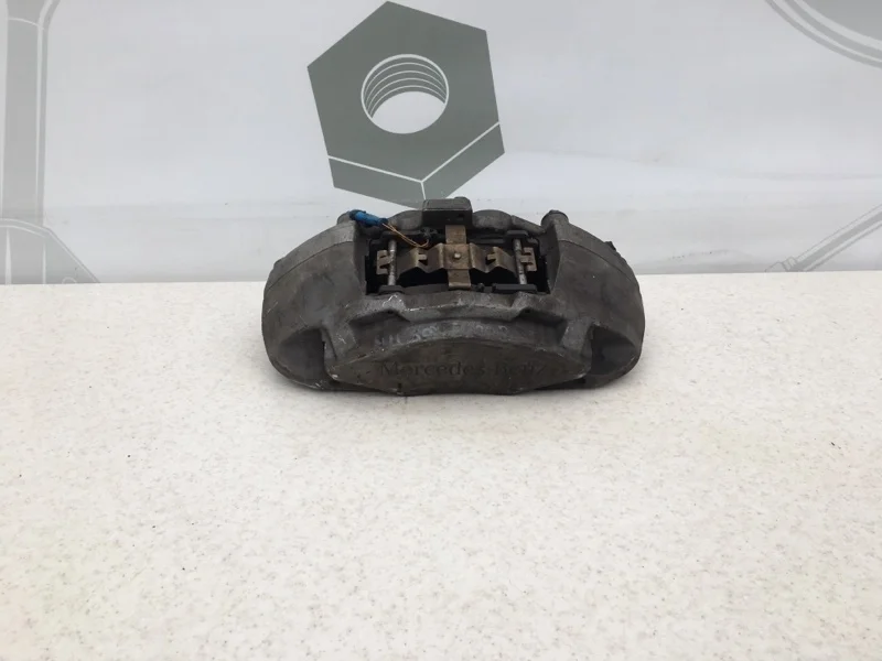 Тормозной суппорт передний правый Mercedes-benz W205