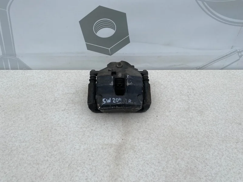 Тормозной суппорт передний правый Mercedes-benz 2010 W204