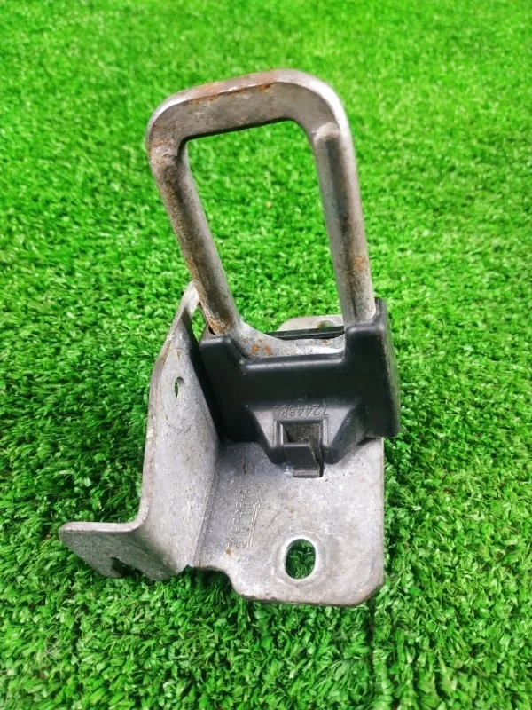 Замок капота