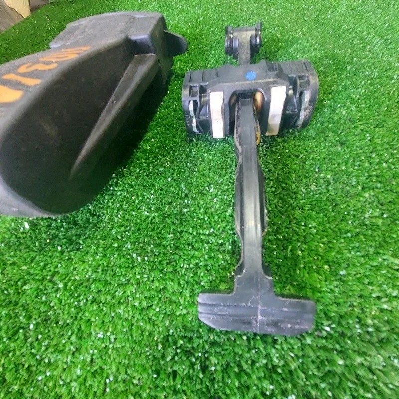 Ограничитель двери BMW F10