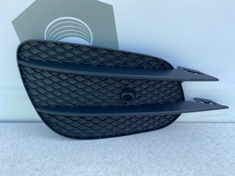 Решетка переднего бампера левая Mercedes-benz W213