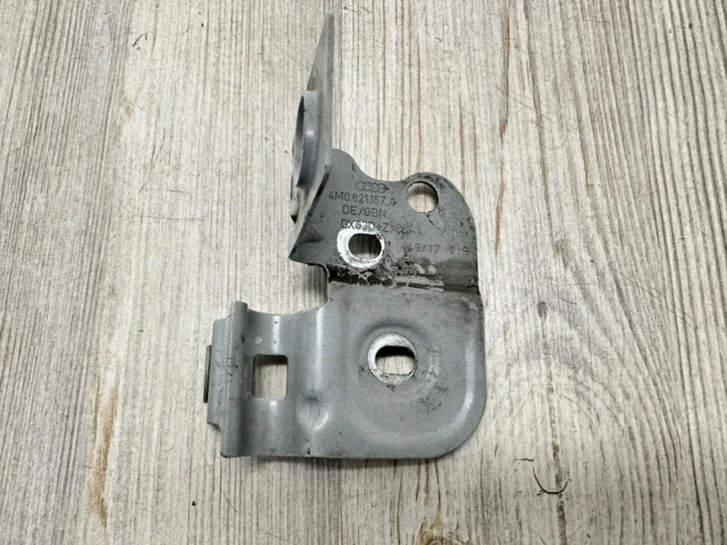 Кронштейн крепления крыла Audi Q7 2015- 4M