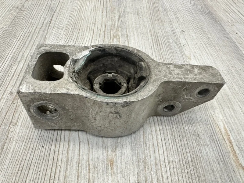 Опорный кронштейн VW Tiguan 1 2008-2018 5N