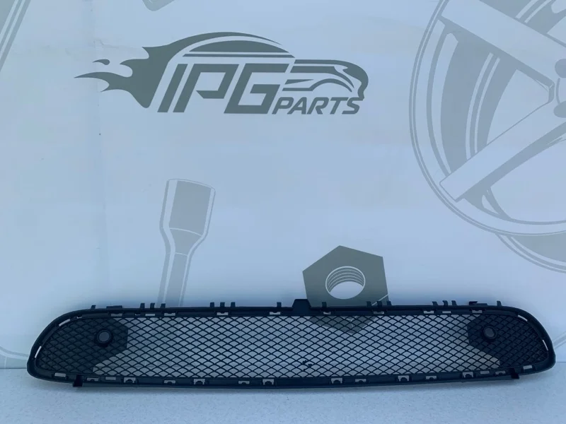 Решетка переднего бампера центральная Mercedes-benz GLA X156