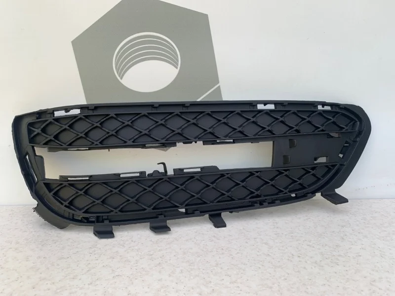 Решетка переднего бампера левая Mercedes-benz W212