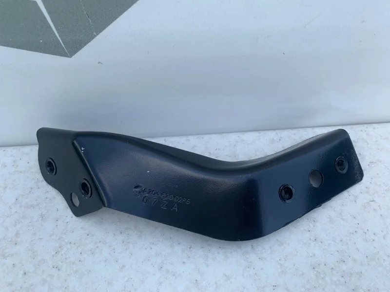 Кронштейн усилителя переднего бампера правый Mercedes-benz W204