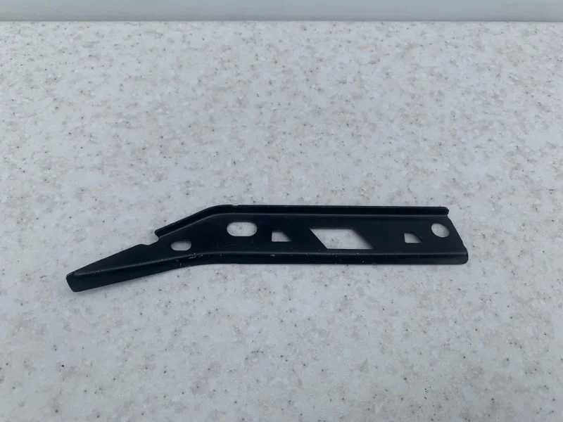 Кронштейн переднего бампера левый Mercedes-benz W204