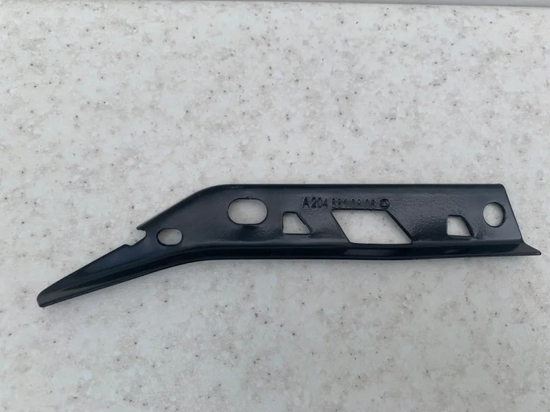 Кронштейн переднего бампера правый Mercedes-benz W204