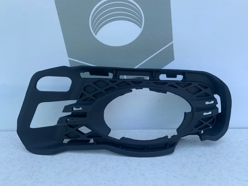 Решетка переднего бампера левая Mercedes-benz W204