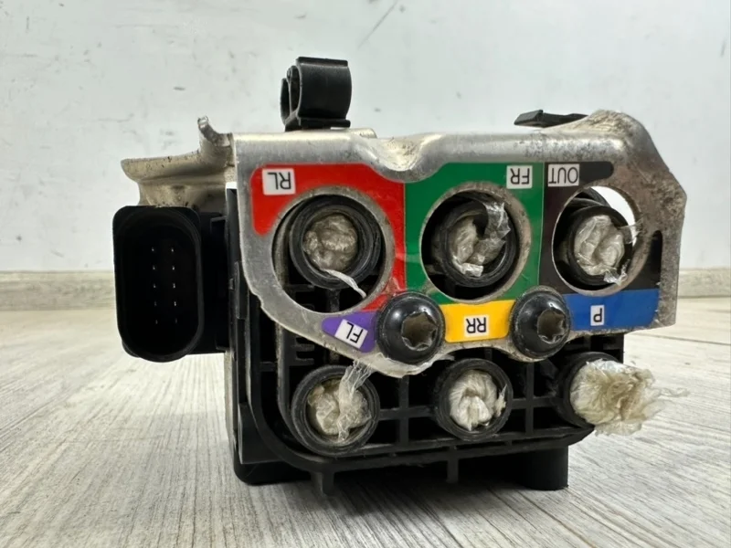 Блок клапанов пневмоподвески VW Touareg 2 2010-2018 7P