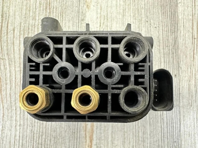 Блок клапанов пневмоподвески VW Touareg 2 2010-2018 7P