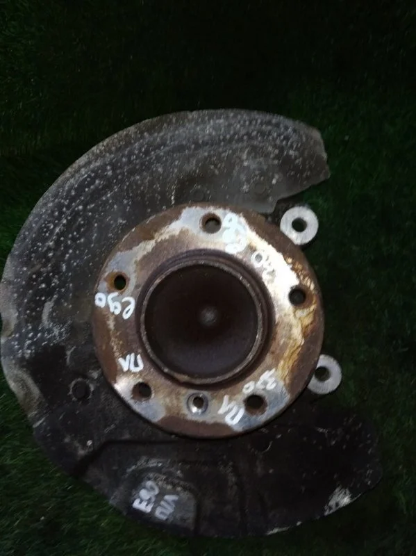 Кулак поворотный BMW 330i E90