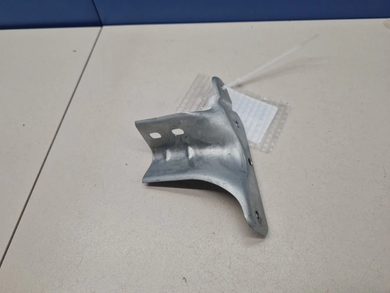 Кронштейн крепления крыла левый для Skoda Fabia 5J 2007-2015