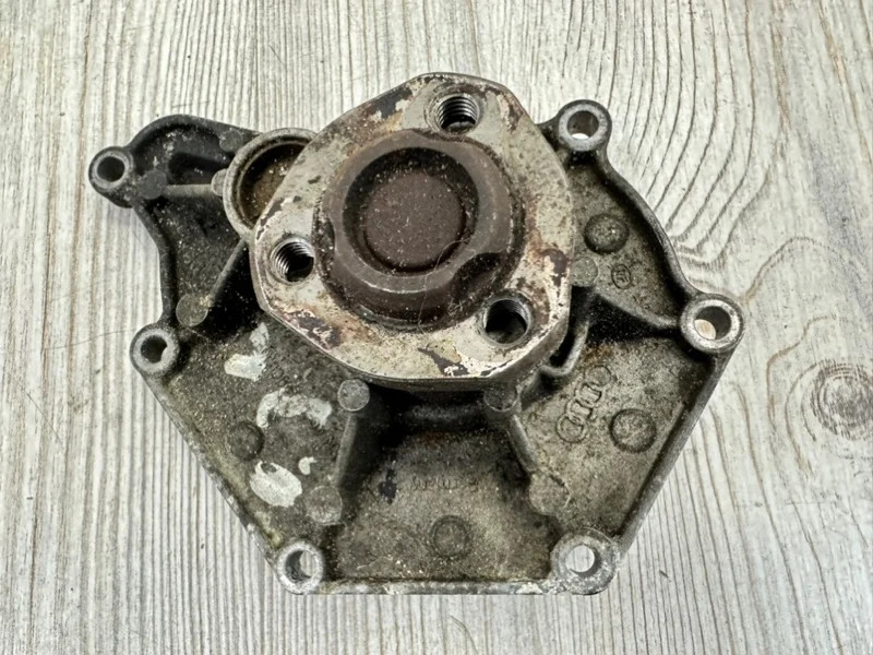 Помпа охлаждающей жидкости Audi Q7 2007-2015 4L