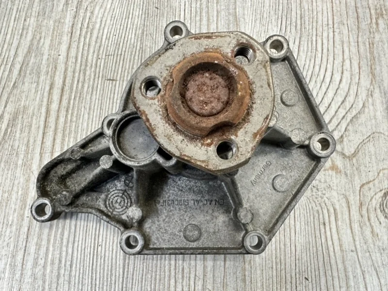 Помпа охлаждающей жидкости Audi Q7 2007-2015 4L