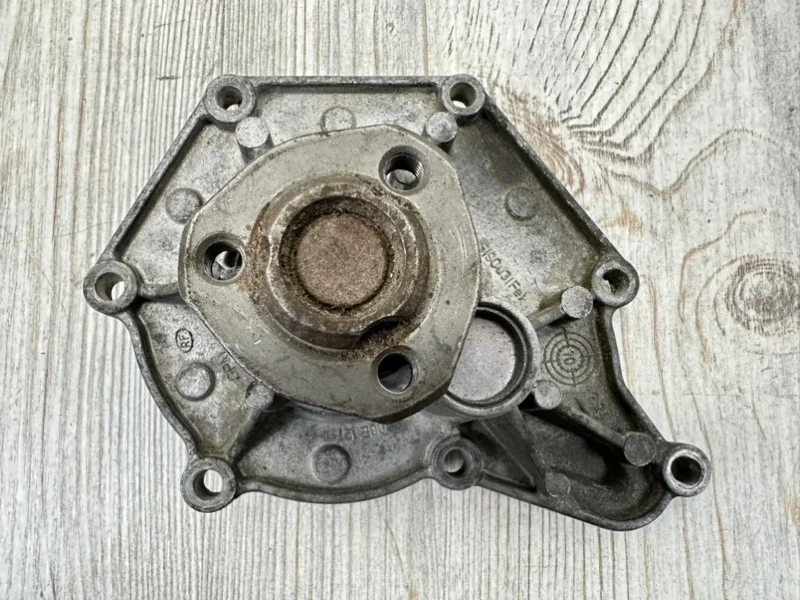 Помпа охлаждающей жидкости Audi Q7 2007-2015 4L