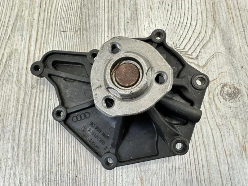 Помпа охлаждающей жидкости Audi Q7 2007-2015 4L