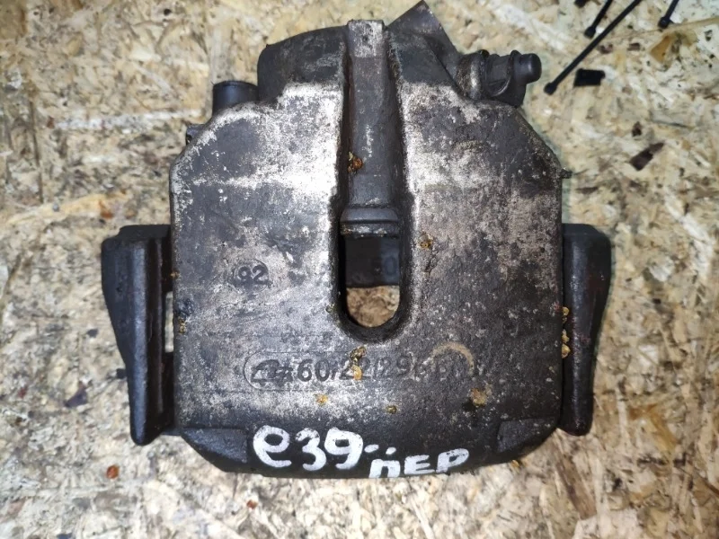 Суппорт тормозной BMW 523i E39