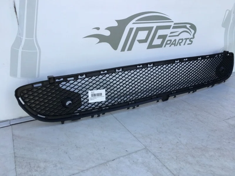 Решетка переднего бампера центральная Mercedes-benz GLA X156