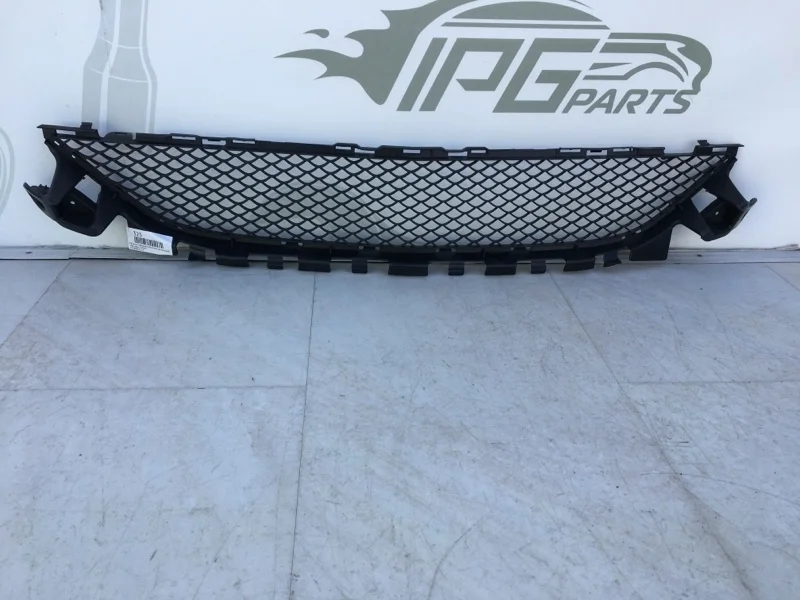 Решетка переднего бампера центральная Mercedes-benz W205