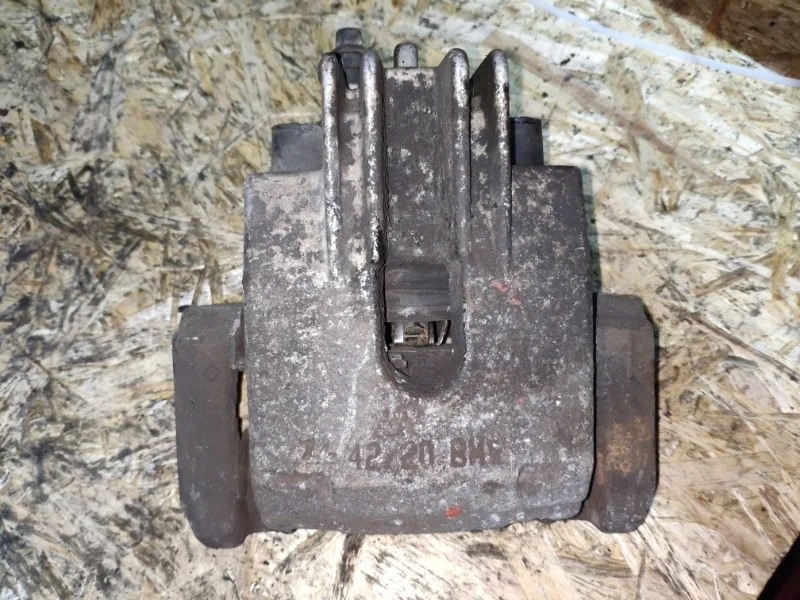 Суппорт тормозной BMW 520D E60